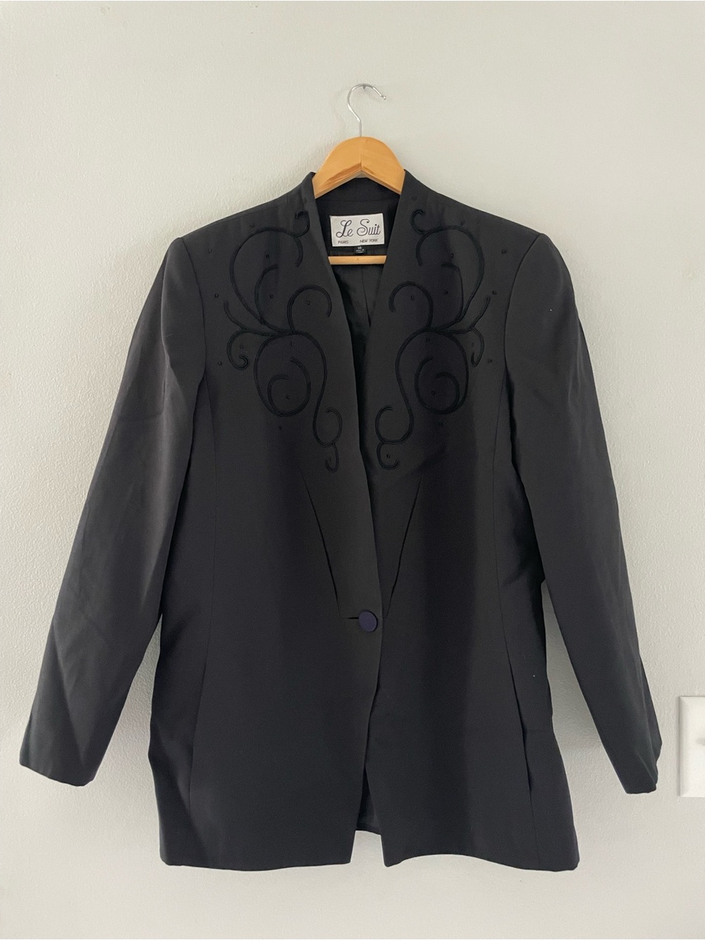 Le Suit Black Embroidered Single-Button Blazer